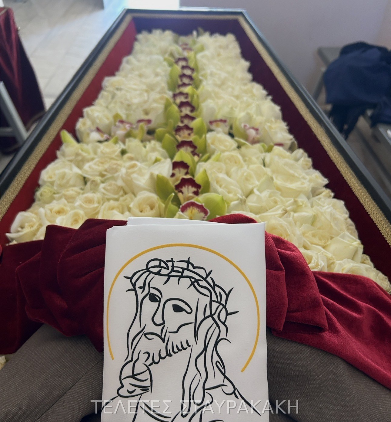 Μαόνι φέρετρο σε χώρο τελετής